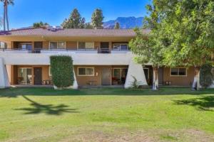 una casa grande con césped delante en Perfect Palm Springs Pied-à-terre en Palm Springs
