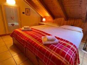 een slaapkamer met een bed met twee handdoeken erop bij Casa Schiappo Montagna Natura e Relax. 