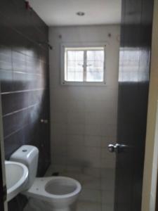 ein Bad mit einem WC, einem Waschbecken und einem Fenster in der Unterkunft Bambu Estate transient house in Mintal