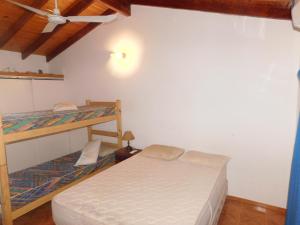 1 dormitorio con 2 literas y techo en Casa en Villa en Villa Carlos Paz