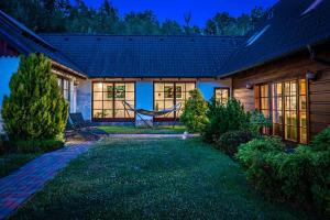 una casa con jardín por la noche en Cottage: AŽ PO UŠI („Head over heels“) en Sloup