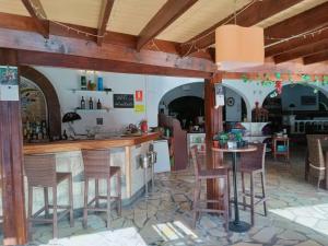 un bar in un ristorante con tavolo e sedie di Ocean Breeze Albatros a San Miguel de Abona