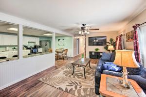 Χώρος καθιστικού στο Lovely Moshannon Ground Apartment with Fire Pit