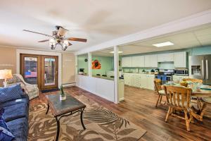 Η κουζίνα ή μικρή κουζίνα στο Lovely Moshannon Ground Apartment with Fire Pit