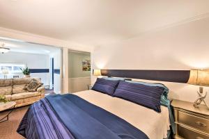 Ένα ή περισσότερα κρεβάτια σε δωμάτιο στο Lovely Moshannon Ground Apartment with Fire Pit