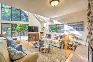Χώρος καθιστικού στο Creekside Chalet with Hidden Spa and Private Beach!