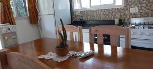 プエルトイグアスにあるDoña betiのダイニングルームテーブル(植物付)、リモコン