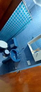 プエルトイグアスにあるDoña betiの洗面台、トイレ、鏡のあるバスルーム