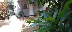 プエルトイグアスにあるDoña betiの白い扉のある家 +1枚の写真