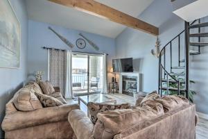 Lakefront Retreat Prime Osage Beach Location!的休息区