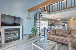 欧塞奇比奇Lakefront Retreat Prime Osage Beach Location!的带沙发和壁炉的客厅