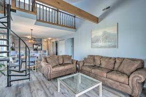 Lakefront Retreat Prime Osage Beach Location!的休息区