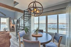 Lakefront Retreat Prime Osage Beach Location!的休息区
