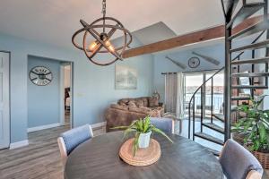 Lakefront Retreat Prime Osage Beach Location!的休息区