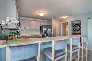 欧塞奇比奇Lakefront Retreat Prime Osage Beach Location!的厨房配有白色橱柜和蓝色酒吧凳子