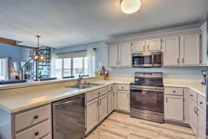 Lakefront Retreat Prime Osage Beach Location!的厨房或小厨房