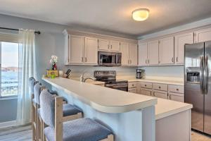 Lakefront Retreat Prime Osage Beach Location!的厨房或小厨房