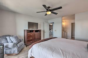 Lakefront Retreat Prime Osage Beach Location!客房内的一张或多张床位