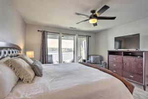 Lakefront Retreat Prime Osage Beach Location!客房内的一张或多张床位