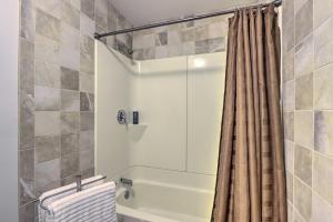 Lakefront Retreat Prime Osage Beach Location!的一间浴室