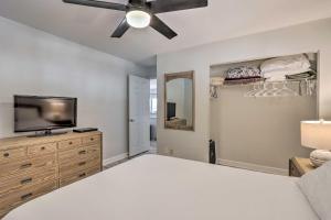 Lakefront Retreat Prime Osage Beach Location!客房内的一张或多张床位