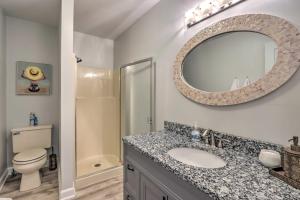 欧塞奇比奇Lakefront Retreat Prime Osage Beach Location!的带水槽、马桶和镜子的浴室