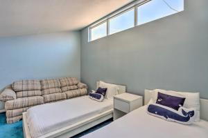 欧塞奇比奇Lakefront Retreat Prime Osage Beach Location!的有两张床和一张沙发的客厅