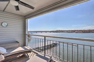 Lakefront Retreat Prime Osage Beach Location!的阳台或露台
