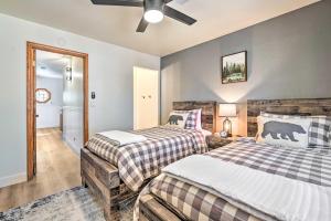 1 dormitorio con 2 camas y ventilador de techo en Spacious Flagstaff Home with Hot Tub and Grill!, en Flagstaff