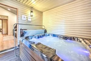 Fotografie z fotogalerie ubytování Spacious Flagstaff Home with Hot Tub and Grill! v destinaci Flagstaff + 35 fotografií