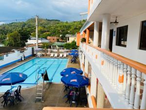 Bazén v ubytování Hotel Caribe La Vega nebo v jeho okolí