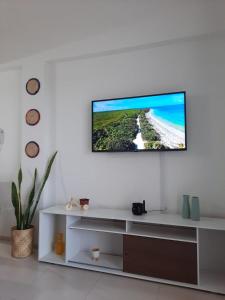 Televisyen dan/atau pusat hiburan di Cumbuco Residencial Dunas Beach apt.203