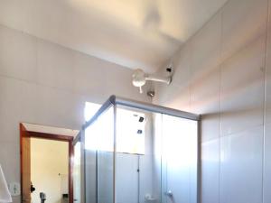 baño con ducha, espejo y techo en APARTAMENTOS DO BRUNO, en Arraial d'Ajuda