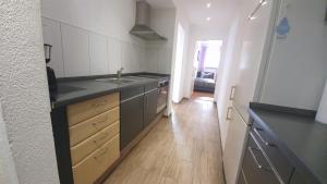 Η κουζίνα ή μικρή κουζίνα στο Living Hanau +8 φωτογραφίες