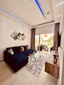 Posezení v ubytování Golf View Retreat • Poolside Apt in Hard Rock Area