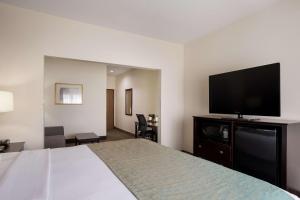 Μια τηλεόραση ή/και κέντρο ψυχαγωγίας στο Best Western Kendallville Inn