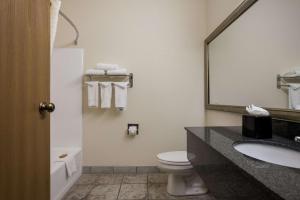 Ένα μπάνιο στο Best Western Kendallville Inn