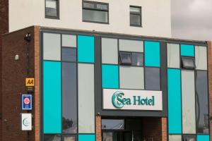 サウス・シールズにあるThe Sea Hotelの海のホテルの看板が貼られた建物