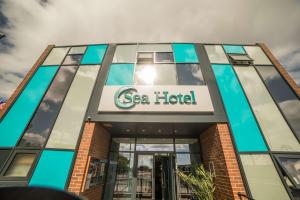 un edificio con un cartel de hotel marino en él en The Sea Hotel, en South Shields