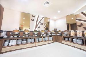 泗水的住宿－鳳蝶貝斯特韋斯特酒店，一间设有碗和盘子的柜台的房间