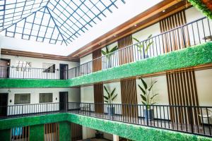 Un balcon sau o terasă la SureStay Studio by Best Western Clarkview Angeles City