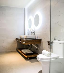 y baño con lavabo y aseo. en SureStay Studio by Best Western Clarkview Angeles City, en Ángeles