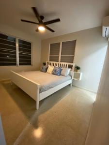 a bedroom with a bed with a ceiling fan at Casa Isabela En Cabo Rojo in Cabo Rojo