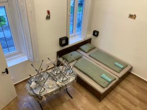 Posteľ alebo postele v izbe v ubytovaní Roland Apartment Downtown - Keleti