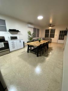 卡沃羅霍的住宿－Casa Isabela En Cabo Rojo，厨房以及带木桌的用餐室。