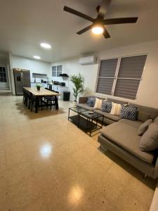een woonkamer met een bank en een tafel bij Casa Isabela En Cabo Rojo in Cabo Rojo