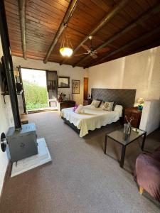 Una cama o camas en una habitación de Apart Suite Rural, Grupo Cabaña La Triada