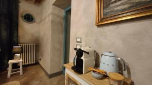 Podere Le Vedute في Larciano: جلسة جهاز مطبخ فوق كونتر