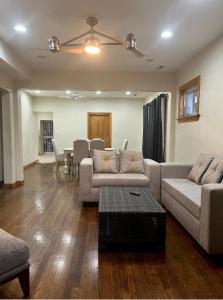 uma sala de estar com um sofá e uma mesa em Relaxing Entire Roseland Neighborhood Apartment Unit em Chicago