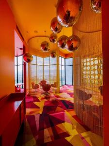 een kamer met een lobby met een kleurrijke vloer bij San José Apt with Fantastic Views, Parking and Air Conditioning in San José